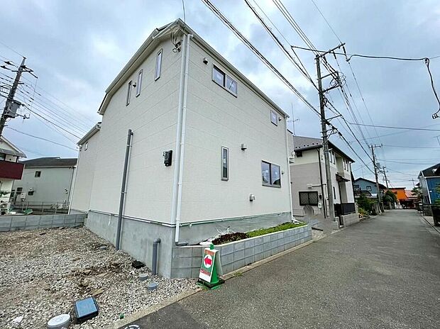 【前面道路含む現地写真】現地(2026年7月)撮影 敷地内に快適なカースペースあるため、大切な愛車を身近に守れる安心感があります。