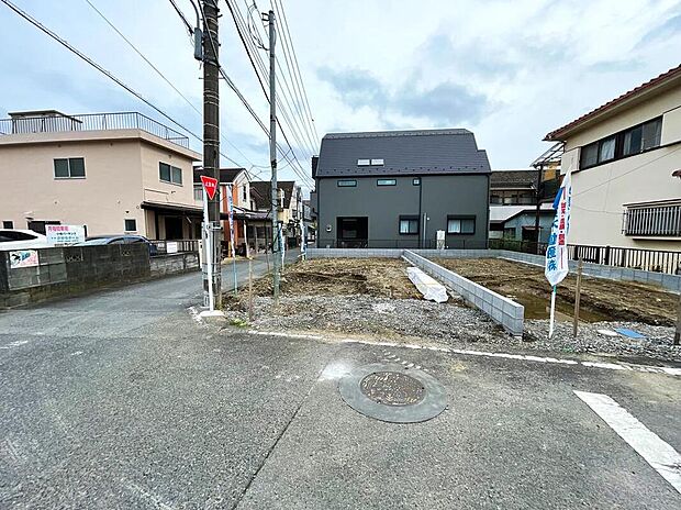【前面道路含む現地写真】シンプルであたたかみがあり、住まいの理想を叶える南面道路の邸宅となっております!新築一戸建て 家族の笑い声が自然と生まれます!