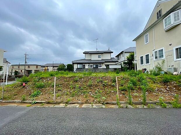 【現地外観写真】前面道路は5mあるため車の出し入れもスムーズ!最大4台まで駐車可能なカースペースをしっかり設けて通勤に、休日のレジャーにカーライフをお楽しみいただけます。