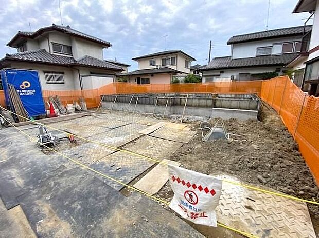 【現地外観写真】四季の移り変わりを感じられる贅沢な空間。緑の潤いを感じられる環境でホッと生活できそうです。