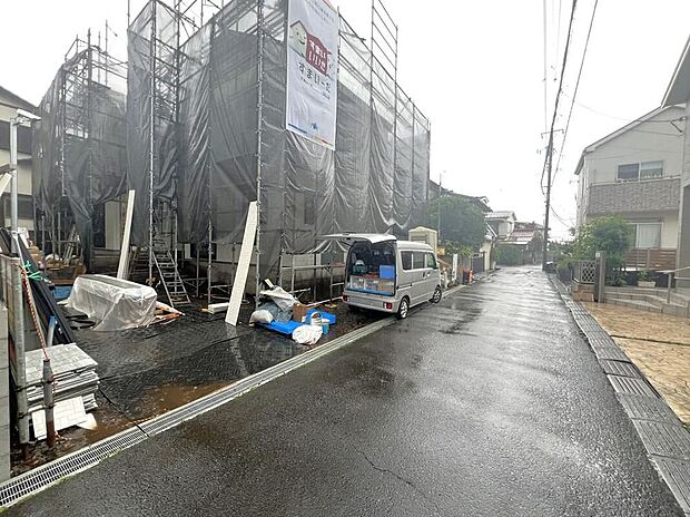 【前面道路含む現地写真】前面道路は住人以外の車の進入も少なく、小さなお子様を持つご家庭にも安心。お客様に合った資金計画書の作成や近隣の完成物件のご紹介も可能です♪