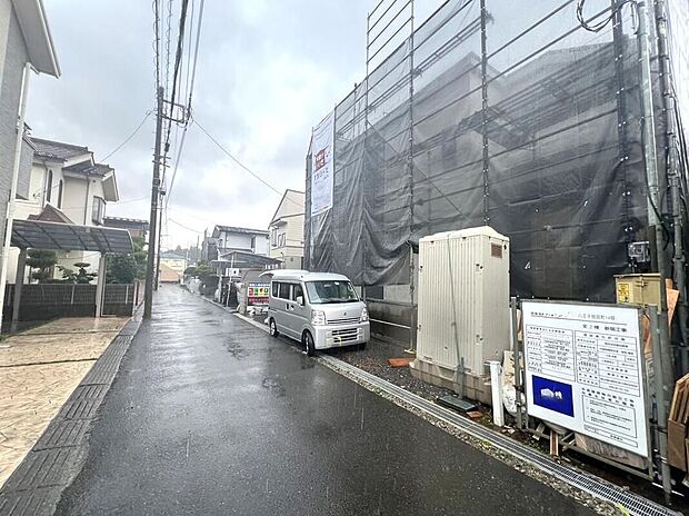 【前面道路含む現地写真】一戸建ての大きなメリットは、「自分の土地」を自由に使えること。好きなペットが飼えるほか、ガーデニングやDIY、車やバイクの手入れなど様々な趣味を楽しめます♪