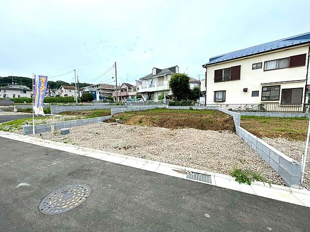【現地外観写真】現地(2026年7月)撮影
雨だと家で過ごす人がほとんど。そんな雨の日に内見をすることで実際の暮らしを想像できていいことたくさん♪是非雨の日にしか見えない暮らし想像してみませんか?