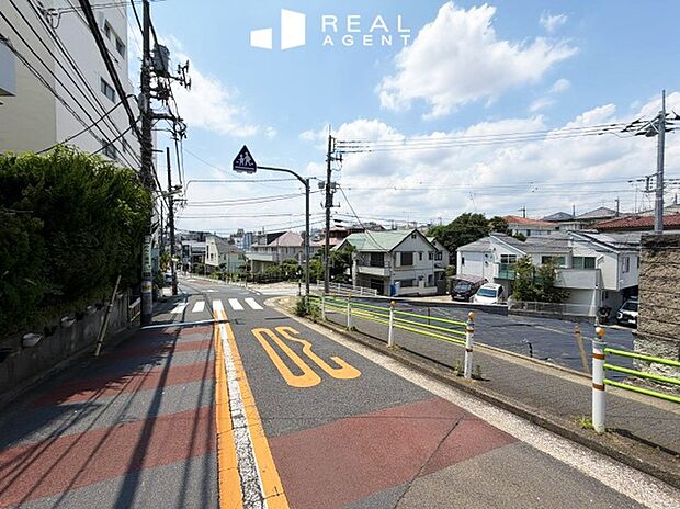 【現地前面道路】スーパー、コンビニ、ドラックストアなど生活利便施設も充実で、快適な日常を送れます。