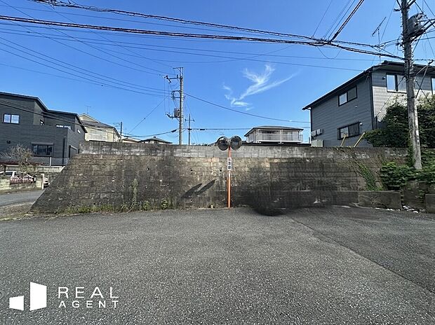 【現地外観】小学校も徒歩9分圏内とお子様のいるご家族にもぴったりの落ち着いた住環境です。