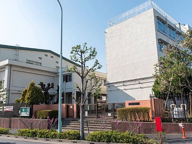 世田谷区立北沢中学校（約750m）