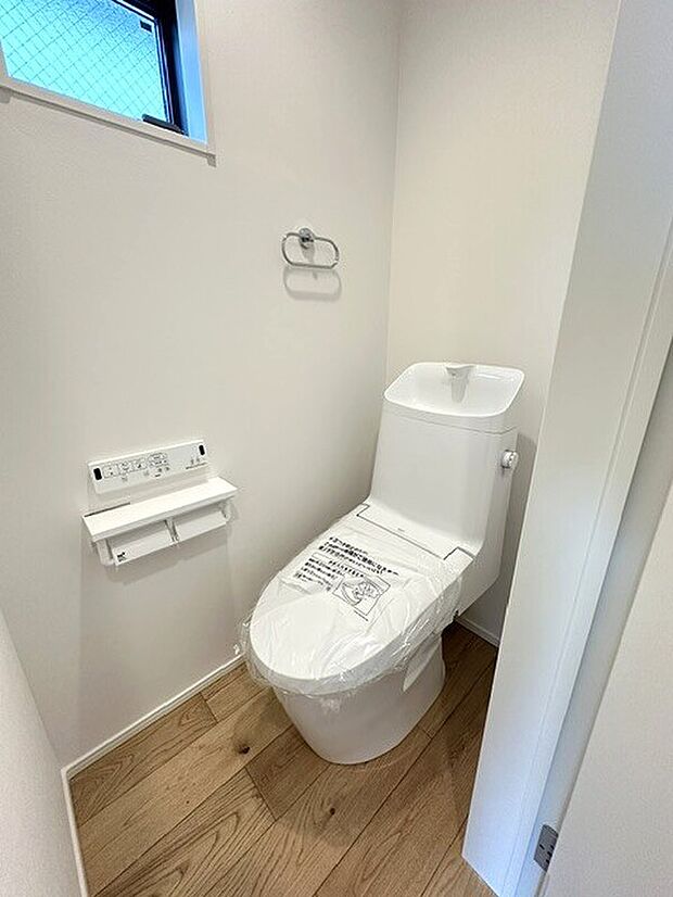 【トイレ】トイレは2箇所に配置され、来客時も気兼ねなく使用できます。冬場も快適な、温水洗浄便座付き。