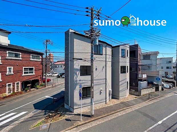 ２面道路に面した開放感あふれる角地に佇む新築分譲住宅！周囲に視界を遮る高い建物がなく、爽やかな青空と豊かな陽光をいっぱいに感じられます。風通しも良好で、明るく健康的で快適な暮らしが叶う好立地です。
