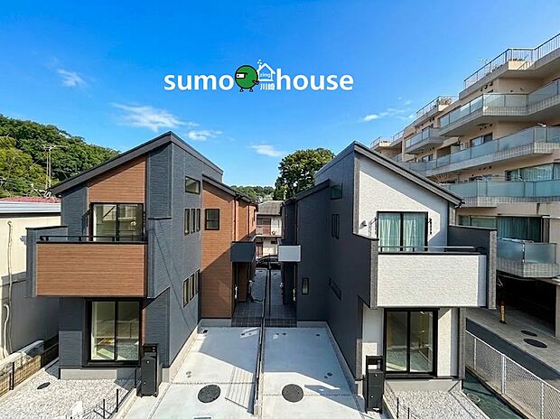 木目調やモノトーンをあしらったお洒落なデザイナーズ住宅。スタイリッシュな片流れ屋根が個性を演出します。毎日の帰宅が楽しみになる、周囲の目を惹く美しい佇まいの住まいです。