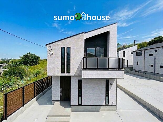 モダンな外観。複数台駐車できる広々カースペースを備えた、陽当たり良好な住まい（本画像はCGで作成しており、実際に現地に家具・家電はおかれておりません。また価格に家具・家電は含まれておりません）