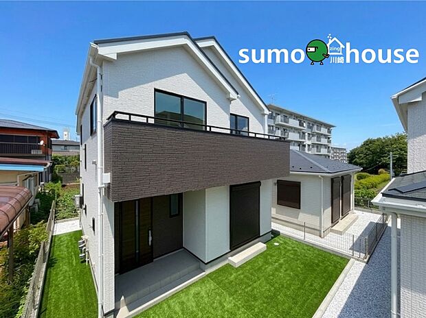 青空に美しく映える新築一戸建て。周囲に圧迫感のない開放的な立地で、陽当りや風通しの良さも期待できます。落ち着いた住宅街の雰囲気に調和する美しい佇まいです。