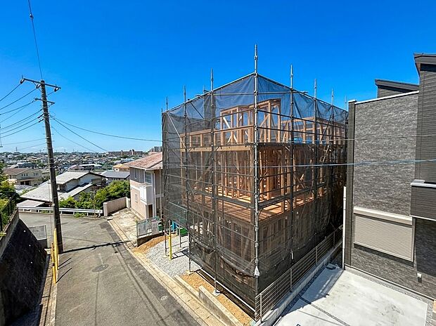 青空に映える建築中の新邸。周辺は閑静な住宅街で、日当たりや風通しも良好な開放感あふれるロケーションです。完成が待ち遠しい、新しい生活への期待が高まる住環境で、理想の暮らしをスタートできます。