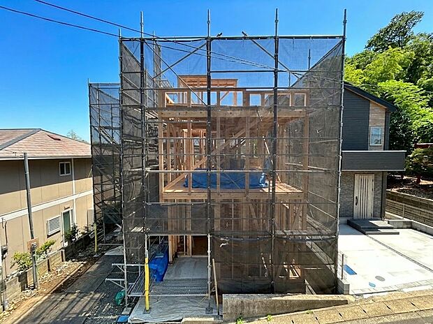 ひな壇の立地を活かした、陽当り・通風ともに良好な開放感あふれるロケーション。隣接する階段が特徴的で、周辺の街並みを見渡せる見晴らしの良い環境です。自然の光と風をたっぷりと取り込むことができます。