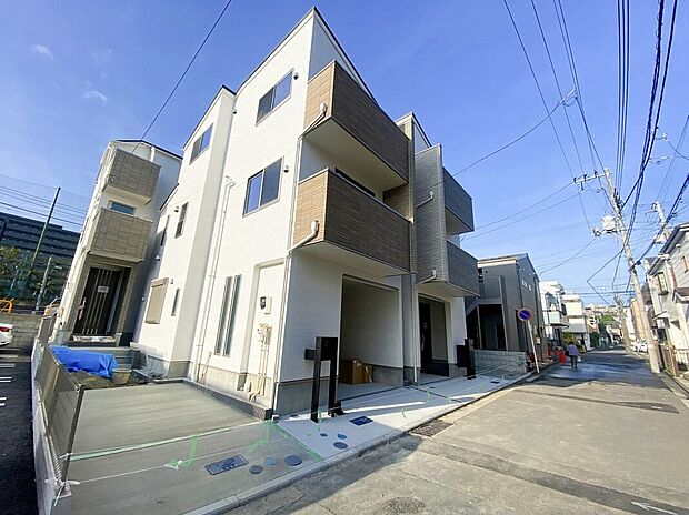 施工例の為、分譲中の建物とは外壁、屋根開口部等の形状・仕様が異なります。