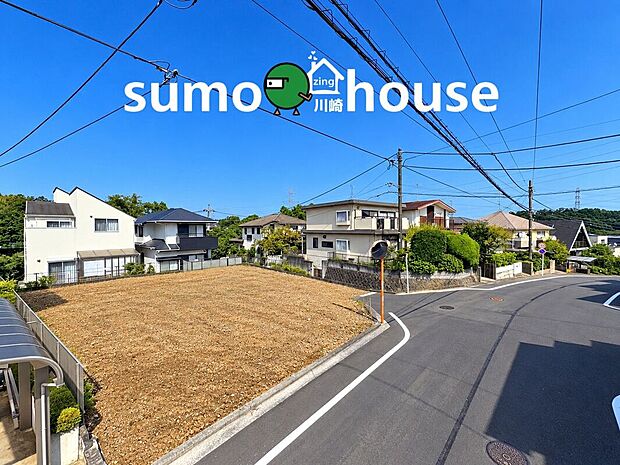 青空の下に広がる開放的な現地。周辺は緑と住宅が調和した穏やかな街並みで、ゆったりとした敷地の広さが際立ちます。現地ならではの開放感をぜひご確認ください。