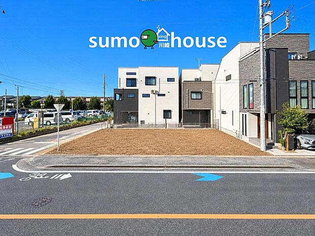 開放感あふれる立地で、新しい生活をスタートさせませんか。前面道路の幅員が広く、陽光が燦々と降り注ぐ明るい土地です。周辺には店舗もあり、毎日の生活にも便利な魅力的な住環境です。