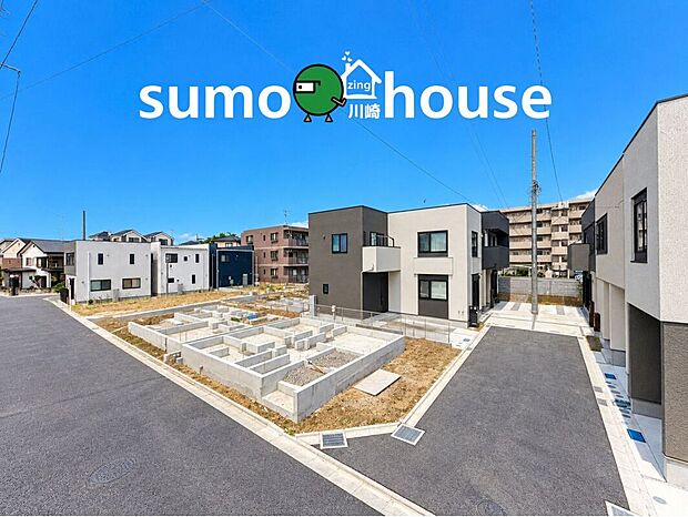 美しい青空に映える、白とグレーの洗練された街並み。統一感のあるモダンな住宅が並び、整備された道路と開放感あふれる住環境が魅力です。新しい街で始まる快適な暮らしをぜひご体感ください。