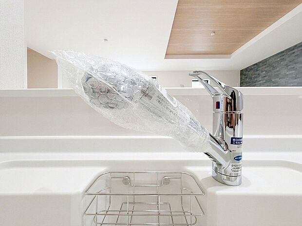 【浄水器】いつでも美味しいお水が使える浄水器一体型の省エネ水栓。ホースを引き出せるハンドシャワータイプなので、シンクの隅々までサッとお掃除できて便利です。毎日の料理や洗い物を快適にサポートします。

