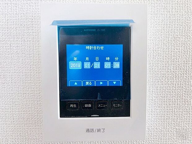 【TVモニター付インターホン】来訪者の顔と声を室内からしっかり確認できるTVモニター付インターホンを設置。不審者の侵入を防ぎ、一人留守番中のお子様や女性にも安心の防犯設備です。毎日の暮らしに確かな安全と心地よさをプラスします。

