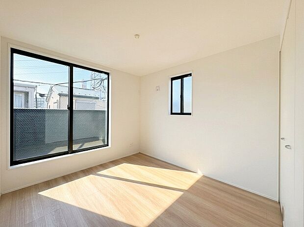【居室5.25帖】大きな窓から心地よい陽光がたっぷりと差し込む5.25帖の居室。クローゼット完備でお部屋をスッキリ保てます。子供部屋や寝室、リモートワーク用の書斎など、ライフスタイルに合わせて多目的に使えます。
