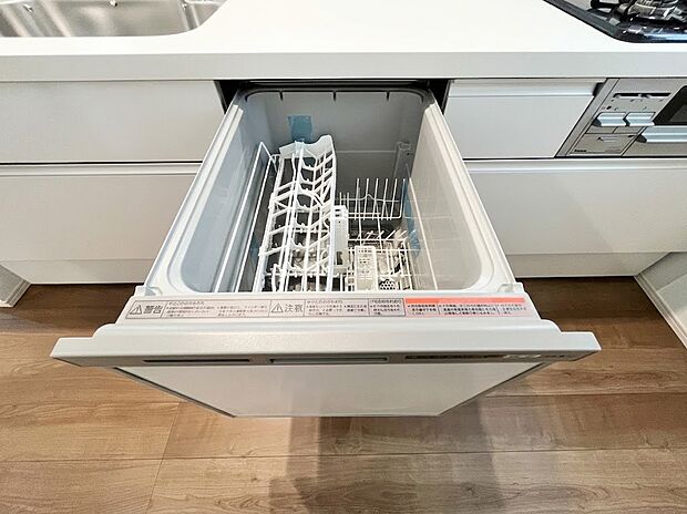 【食洗器】家事の負担を大幅に軽減するビルトインタイプの食器洗い乾燥機。食後の片付けがスピーディーに終わり、家族とのリラックスタイムが増えます。手洗いよりも節水・省エネになり、キッチンもすっきり保てます。