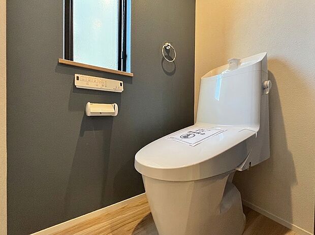 【トイレ】アクセントクロスがお洒落な、清潔感あふれる快適なトイレスペース!便利な温水洗浄便座を完備しています。換気がスムーズに行える小窓が付いているため、いつでも爽やかで心地よい空間をキープできる設計です。