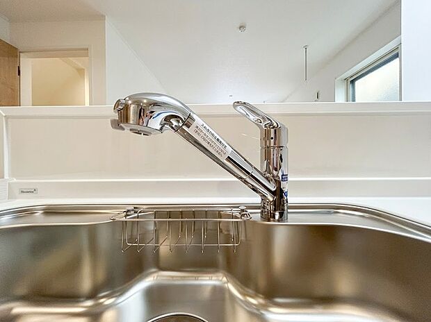 【浄水器】いつでも美味しいお水が使える浄水器一体型水栓を完備!ホースを引き出せるハンドシャワータイプなので、大きな鍋に水を注ぐのも簡単で、シンクの隅々までラクにお掃除できる家事効率の上がる嬉しい設備です。