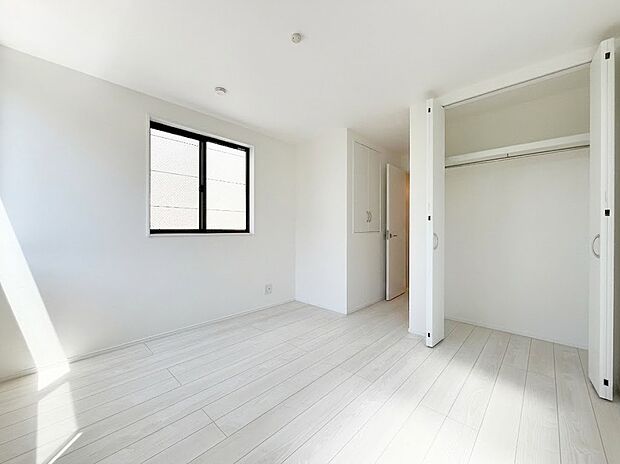 【居室6.7帖】2面採光による豊かな自然光が心地よい、広々6.7帖の洋室!大型ベッドも無理なく配置できるゆとりある広さです。洋服をすっきり収納できる大容量クローゼットを完備し、主寝室にもぴったりな明るい空間です。
