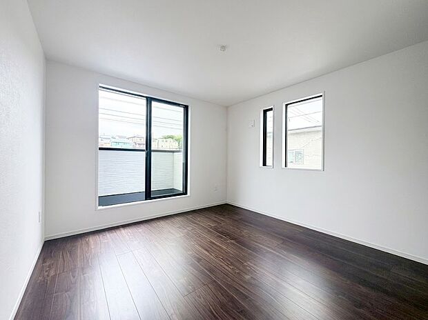【居室7.9帖】バルコニーに面した大きな窓と2つの窓から心地よい光が注ぐ広々7.9帖の洋室!ダブルベッドや家具を置いてもゆとりがあるワイドな設計です。深みのあるフローリングが落ち着きある主寝室に最適な空間。