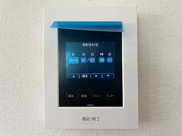 【モニター付インターホン】来訪者の顔を室内からしっかり確認できる安心のTVモニター付きインターホン!留守中の来客もしっかり記録できる便利な録画・再生機能付きで防犯性を高めます。小さなお子様のお留守番時にも心強い設備です。