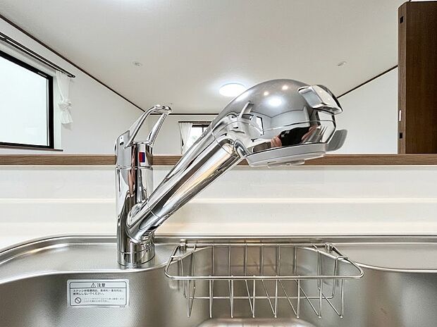 【浄水器】【いつでも美味しいお水が飲める浄水器内蔵水栓】蛇口一体型のすっきりとしたデザイン。ホースを引き出せるハンドシャワータイプなので、シンクの隅々までサッと洗い流せて、毎日のシンク掃除もラクラクです。