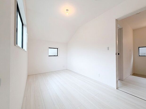 【居室5帖】白木調のフローリングが空間を明るく見せる5帖の洋室。2つの窓から心地よい光と風を採り込めます。学習机やベッドも配置しやすく、お子様自身の個室や、マルチに使えるお部屋として活躍します。