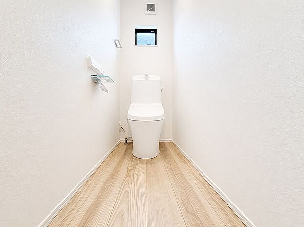 【トイレ】清潔感あふれる明るいトイレ空間。シンプルで飽きのこない内装と、すっきりとした使いやすさが魅力です。