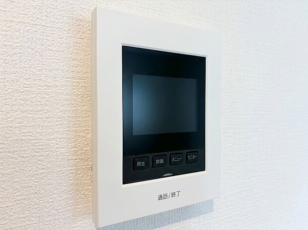 【TVモニター付インターホン】来客時の顔と姿を室内からしっかり確認できるため、不審な訪問者への対応や、お子様のお留守番時にも防犯面で安心です。ワンタッチで通話や終了ができるシンプルな操作性で、家族みんなが快適に使えます。