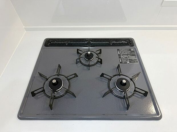 【三口コンロ】複数の料理を同時に効率よく調理できる、便利な3口ガスコンロ。汁受け皿がないフラットなトッププレート仕様のため、汚れてもサッと拭くだけで簡単にお手入れが可能です。毎日の料理がより快適に楽しめます。