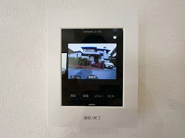 【モニター付きインターホン】来客時に相手の顔をしっかり確認できるTVモニター付きインターホン。不審者の侵入やしつこい勧誘の対策、防犯面でも非常に心強い設備です。留守中の来訪者を記録できる便利な録画機能も備わっています。