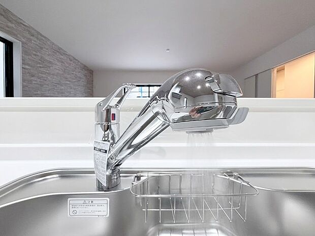 【浄水器一体型水栓】キッチンには便利な浄水器一体型水栓を完備。ペットボトルの水を買う手間やコストが省けて経済的です。ホースを伸ばせるシャワータイプなので、毎日のシンク周りのお手入れも手軽にこなせます。