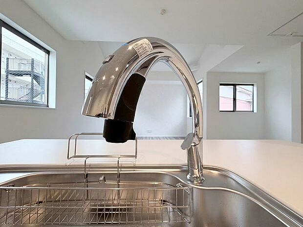 【浄水器】スタイリッシュで美しい、先進的なデザインの混合水栓。シンク周りをすっきりと広く使えるだけでなく、ビルトインの浄水機能でいつでも安全で清潔なお水が楽しめます。毎日のキッチンワークをより快適に。