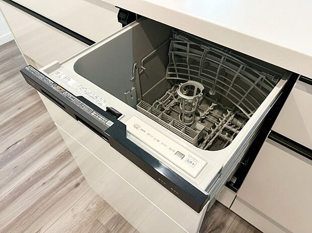 【食洗器】手洗いに比べて節水効果が高く、高温洗浄で油汚れもしっかりオフするビルトイン食器洗い乾燥機。食後の片付けをボタン一つで任せられるため、家族団らんやリラックスの時間をゆったり増やせる嬉しい時短設備。