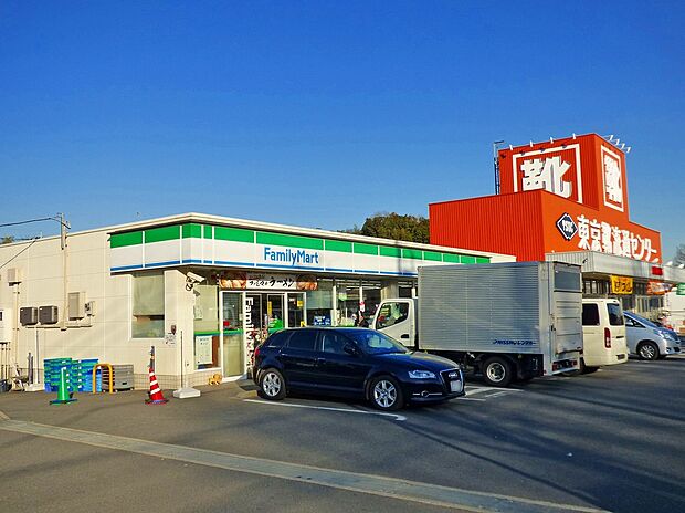 ファミリーマート水沢三丁目店(約140m)
