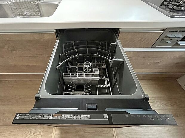 【食洗器】家事の負担をグッと減らしてくれるビルトイン食器洗い乾燥機。食後の面倒な洗い物はお任せ!空いた時間を家族団らんや自分のリラックスタイムに有効活用できる、嬉しい時短設備です。