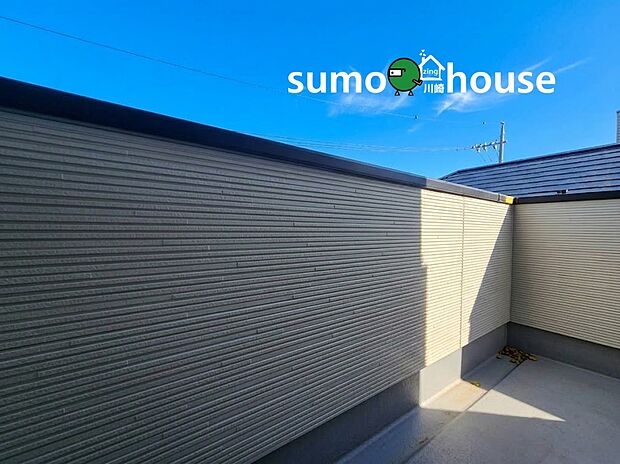 【バルコニー】施工例の為、分譲中の建物とは外壁、屋根開口部等の形状・仕様が異なります。
