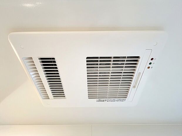 【浴室乾燥機】キッチンやリビングから移動せず、ボタン一つで自動お湯はり・保温・追いだきが可能な高機能給湯器リモコン。温度設定がデジタルで一目でわかり、忙しい夕方の家事効率をグッと高めてくれる便利な家事ラク設備です。
