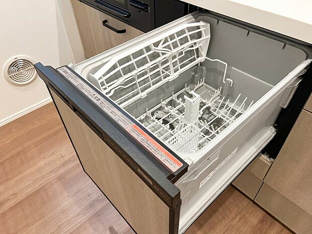 【食洗器】家事の負担をグッと減らしてくれるビルトイン食器洗い乾燥機。食後の面倒な洗い物はお任せ!空いた時間を家族団らんや自分のリラックスタイムに有効活用できる、嬉しい時短設備です。