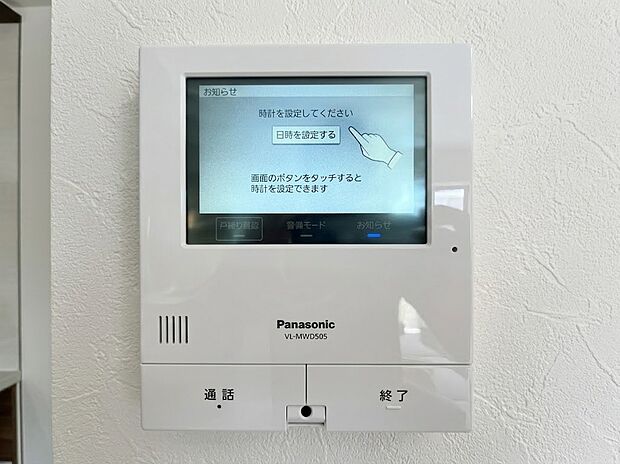 【TVモニター付インターホン】来客時の顔と姿を室内からしっかり確認できるモニター付きインターホン。不審な訪問者への対応や、お子様のお留守番時にも防犯面で安心です。ワンタッチで通話や終了ができるシンプルな操作性です。