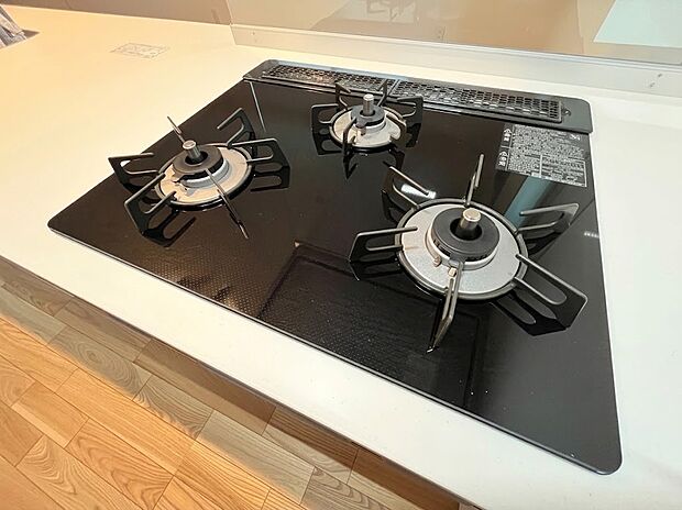 【三口コンロ】複数のメニューを同時に調理できる便利な3口ガスコンロ。スープを温めながら炒め物をするなど、夕食の手際がグッとアップします。汚れをサッと拭き取れるフラットな天板を採用し、毎日のお手入れもラクラク。