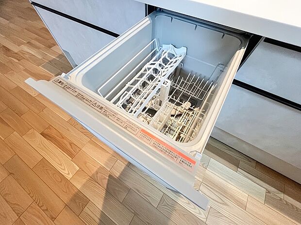 【食洗器】家事の負担をグッと減らしてくれるビルトイン食器洗い乾燥機。食後の面倒な洗い物はお任せ!空いた時間を家族団らんや自分のリラックスタイムに有効活用できる、嬉しい時短設備です。