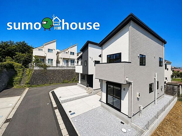 【外観】シャープな屋根形状とモノトーンの外壁が目を引くスタイリッシュな住まい。ゆとりある駐車スペースも魅力です。