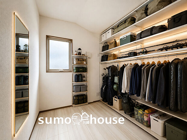 【居室】趣味の道具や衣類を美しく収納できる大容量スペース。ショップのようなお部屋です。(本画像はCGで作成しており、実際に現地に家具・家電はおかれておりません。また価格に家具・家電は含まれておりません)