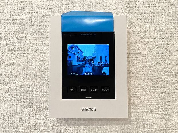 【TVモニター付インターホン】来客時の顔と姿を室内からしっかり確認できるモニター付きインターホン。不審な訪問者への対応や、お子様のお留守番時にも防犯面で安心です。ワンタッチで通話や終了ができるシンプルな操作性です。
